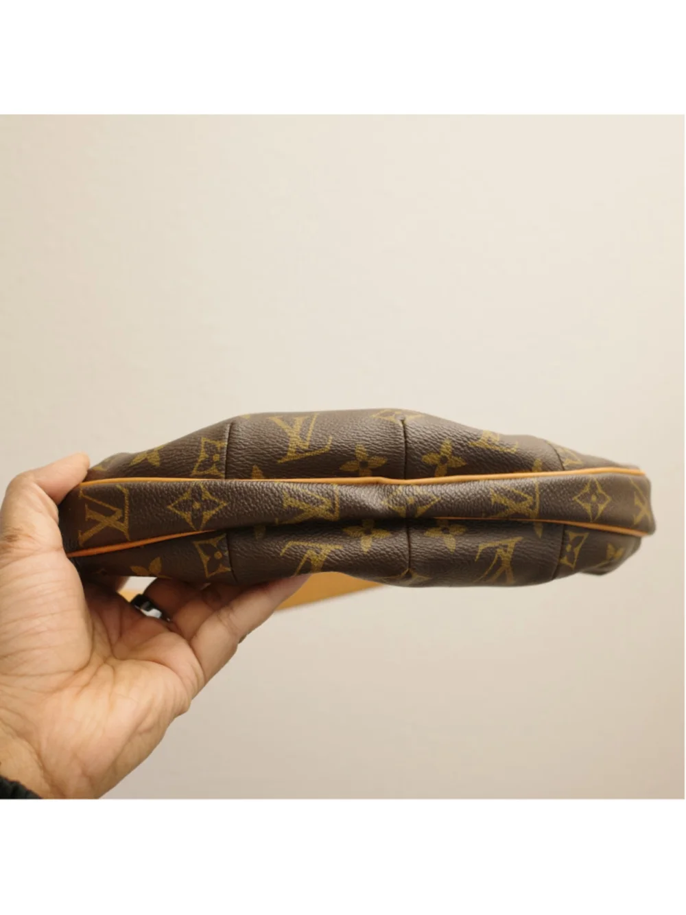LOUIS VUITTON Monogram Croissant MM - Picture 5 of 15